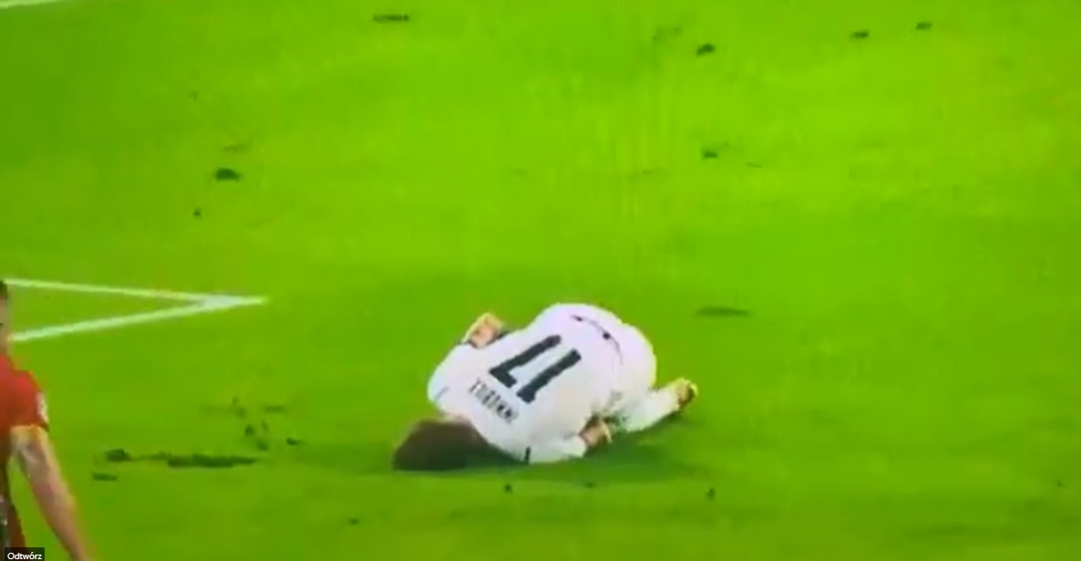 Kuriozalne zachowanie Ciro Immobile. Zwijał się z bólu, a po golu nagle ozdrowiał [WIDEO]