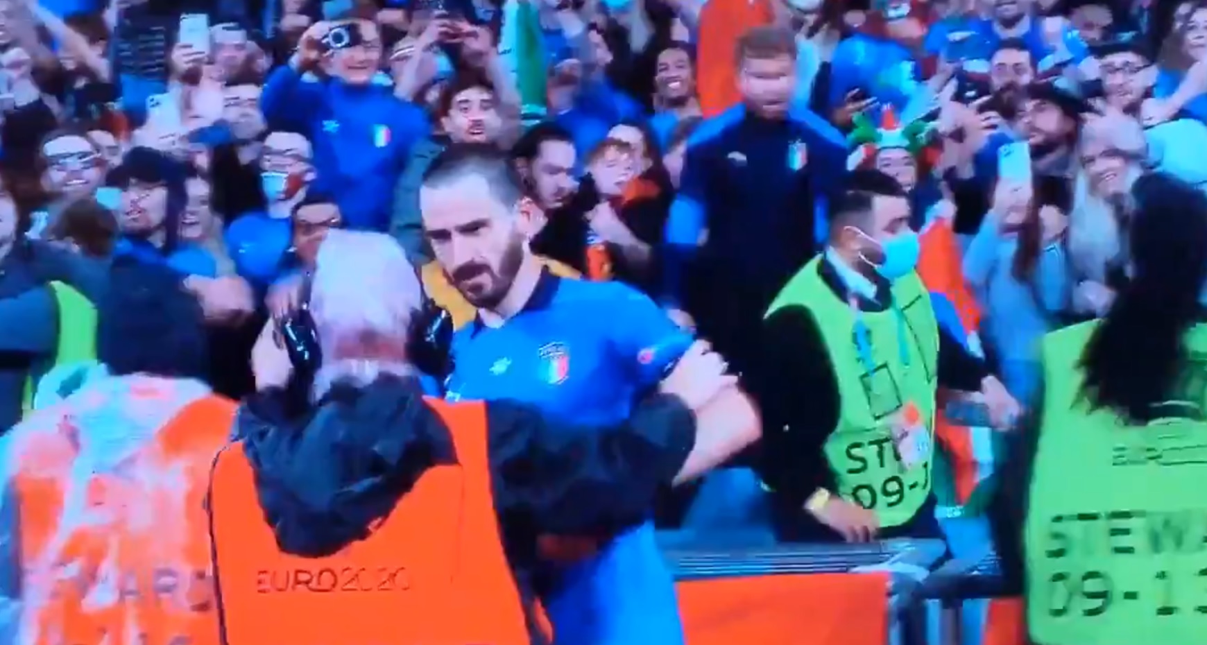 Kuriozalna scena po awansie Włochów. Leonardo Bonucci wzięty za kibica, chciała zatrzymać go ochrona [WIDEO]
