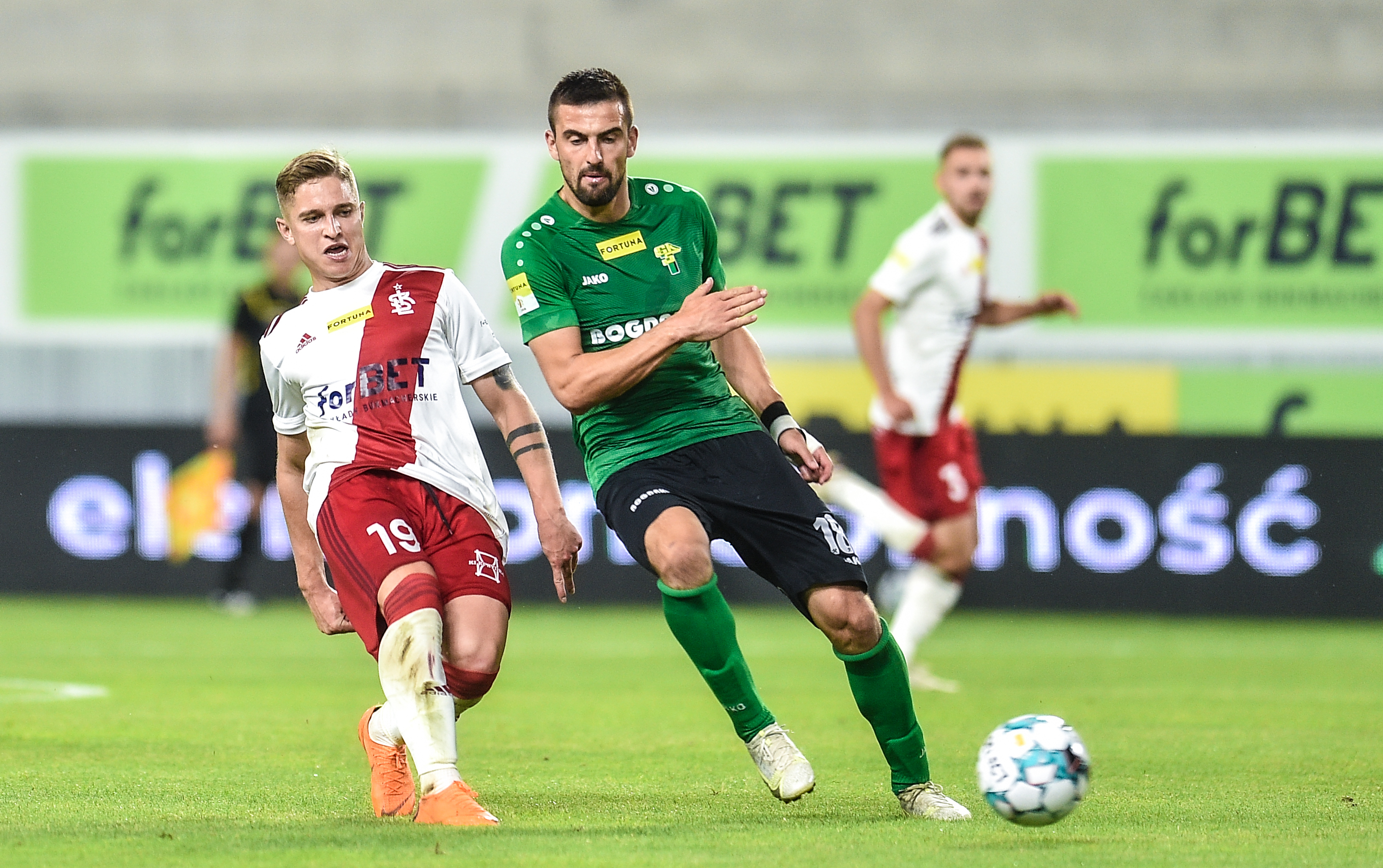 Doświadczony napastnik zostaje w Ekstraklasie. Beniaminek dopiął ciekawy transfer [NASZ NEWS]