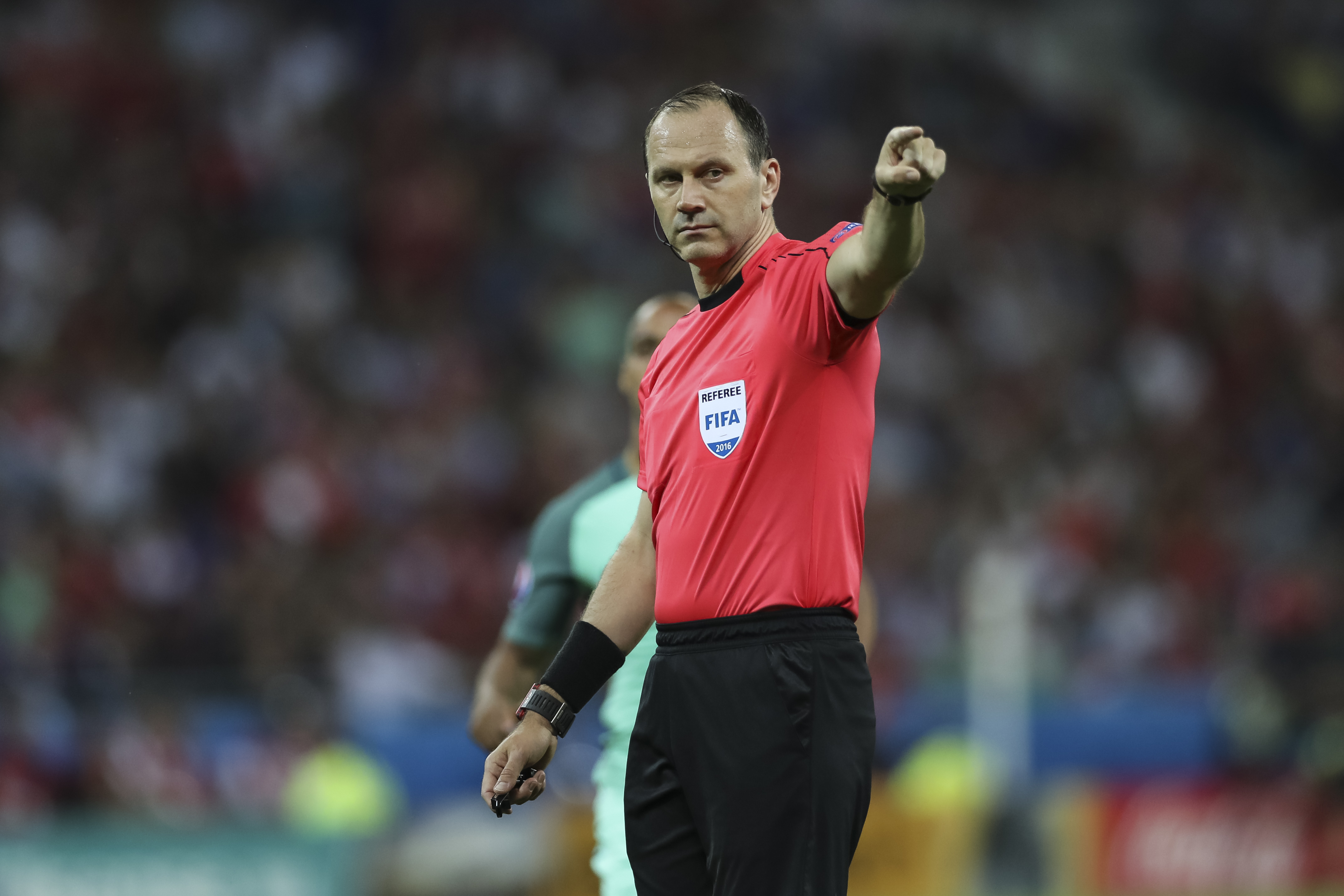 Pięć lat temu sędziował półfinał EURO, teraz miażdży UEFA: W tym świecie rolę odgrywają korupcja i znajomości