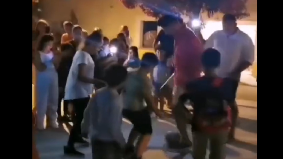 Wyjątkowe obrazki z udziałem Roberta Lewandowskiego. Polak zagrał z gromadką dzieci na Sardynii [WIDEO]