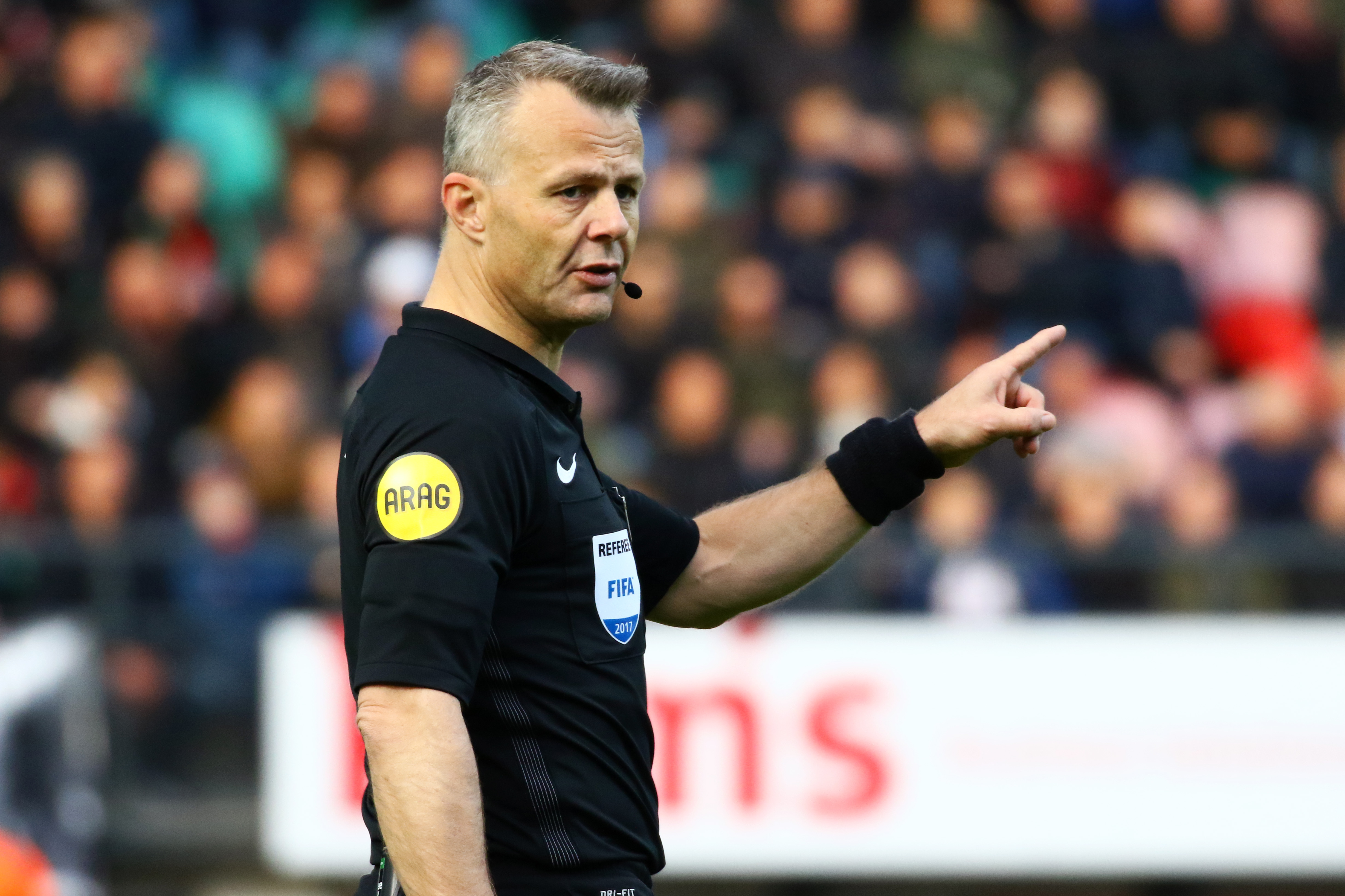 Najbogatszy arbiter na świecie, wróg Paryża, który pouczał Messiego. To on będzie sędziował finał EURO 2020