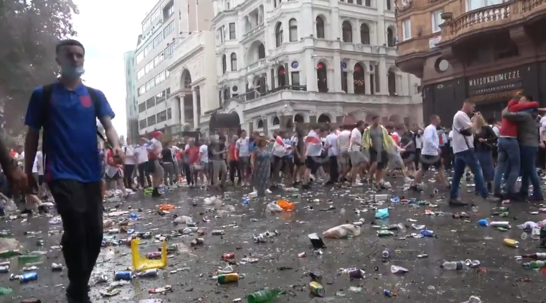 Skandaliczne zachowanie Anglików przed finałem EURO. Rzucali butelkami w okna, skakali po fladze Włoch [WIDEO]