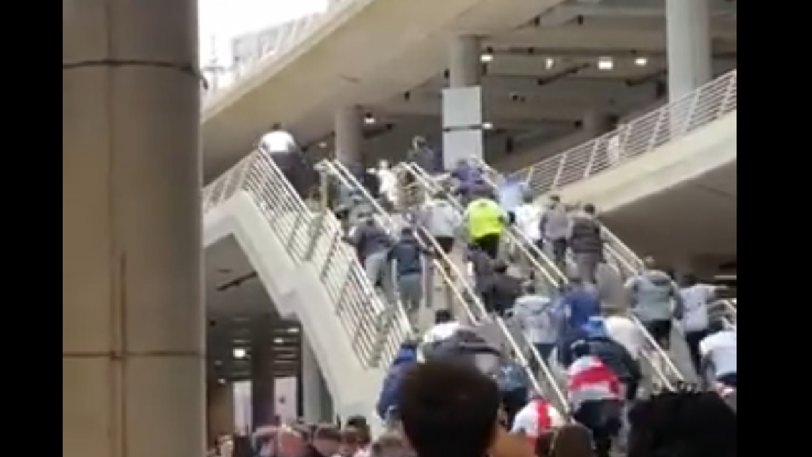 Około 200 tysięcy kibiców weszło na teren Wembley! Ochrona zupełnie sobie z nimi nie radzi [WIDEO]