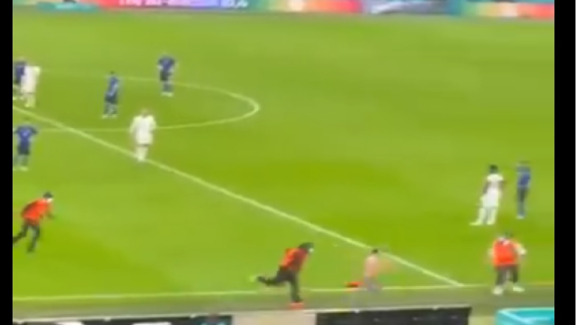 Kibic wbiegł na boisko w trakcie finału EURO 2020. Czterech ochroniarzy nie mogło go zatrzymać [WIDEO]