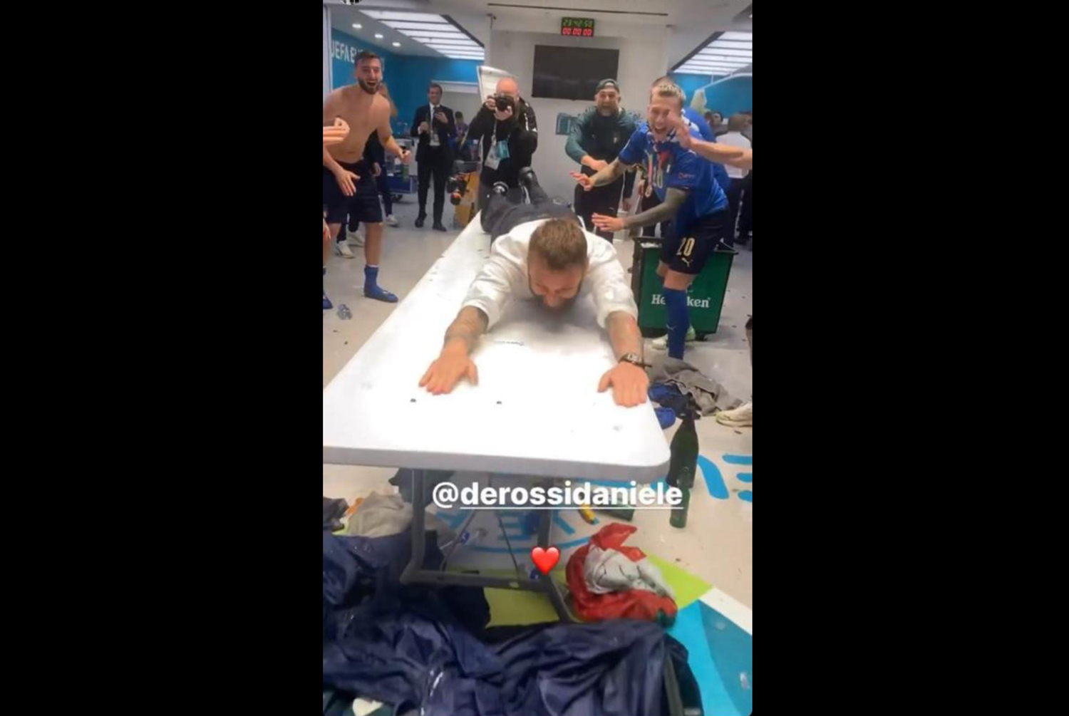 Sceny w szatni reprezentacji Włoch! Daniele De Rossi oszalał z radości [WIDEO]