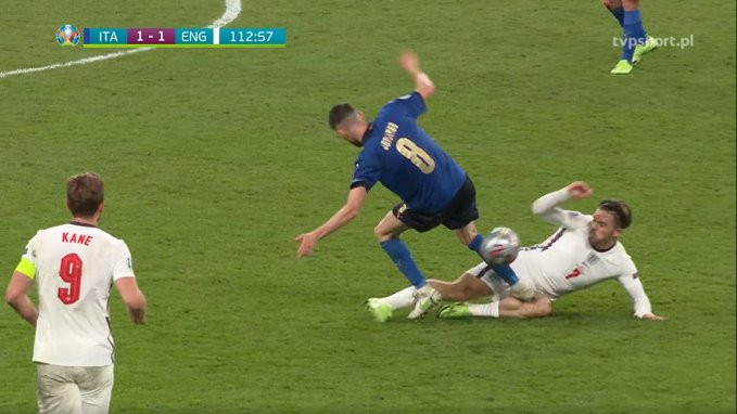 Włosi powinni kończyć mecz w dziesiątkę? "W Premier League sędzia dałby czerwoną kartkę"