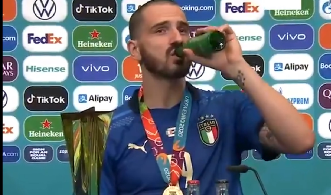 Leonardo Bonucci zaskoczył na konferencji prasowej. Niecodzienne zachowanie włoskiego obrońcy [WIDEO]