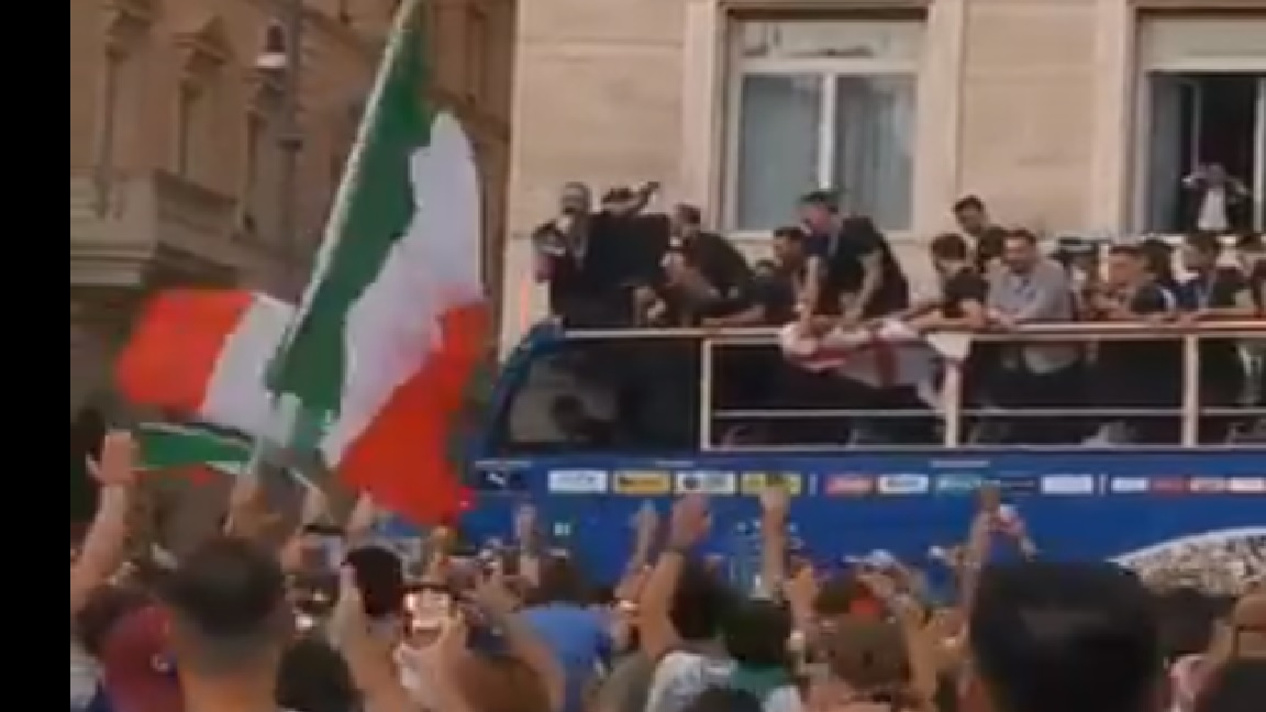 Włoska kadra świętuje mistrzostwo Europy na ulicach Rzymu. Tłumy kibiców w stolicy [WIDEO]