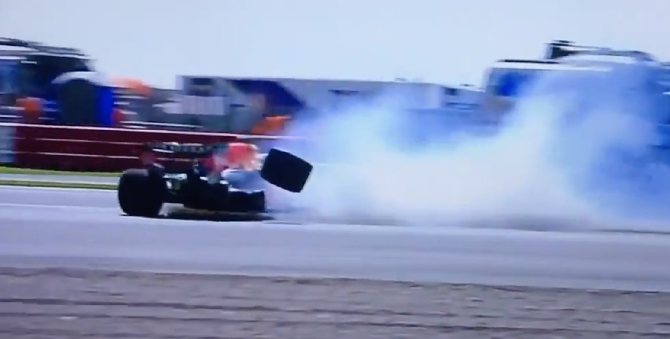 Piękny i dramatyczny początek GP Wielkiej Brytanii. Verstappen kontra Hamilton [WIDEO]