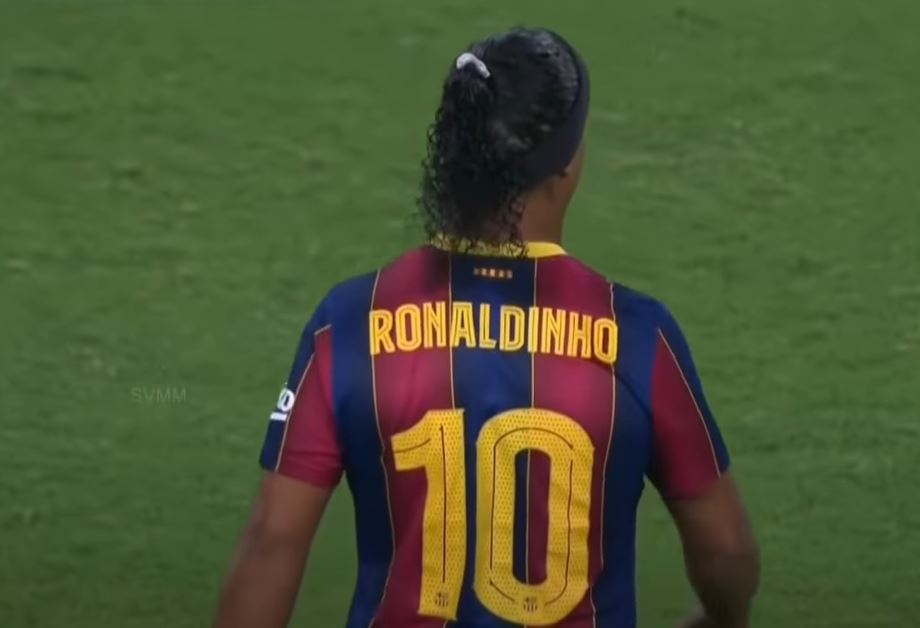 Drugiego takiego piłkarza nie będzie już nigdy. Ronaldinho wciąż jest magikiem. Też za nim tęsknicie?