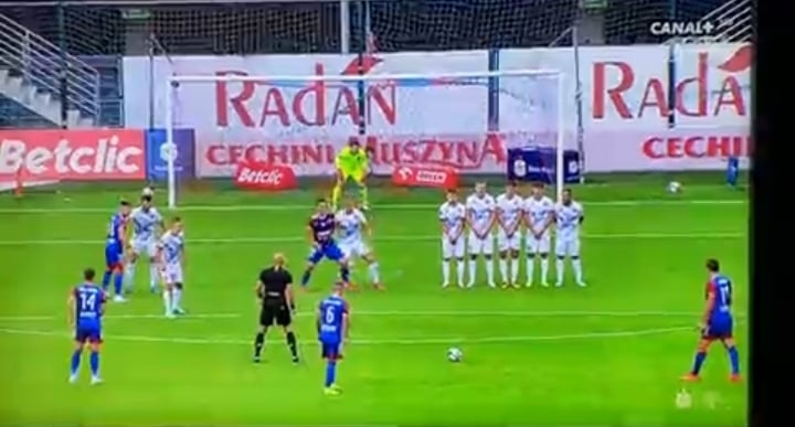 Piękny gol z rzutu wolnego w Ekstraklasie! Kolejny mocny kandydat do bramki kolejki [WIDEO]