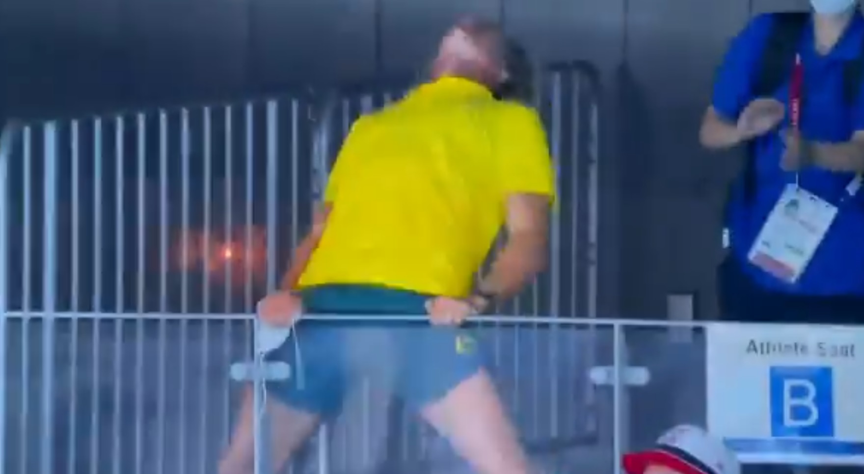 Szalona radość australijskiego trenera po olimpijskim złocie. Wolontariuszka była w szoku [WIDEO]