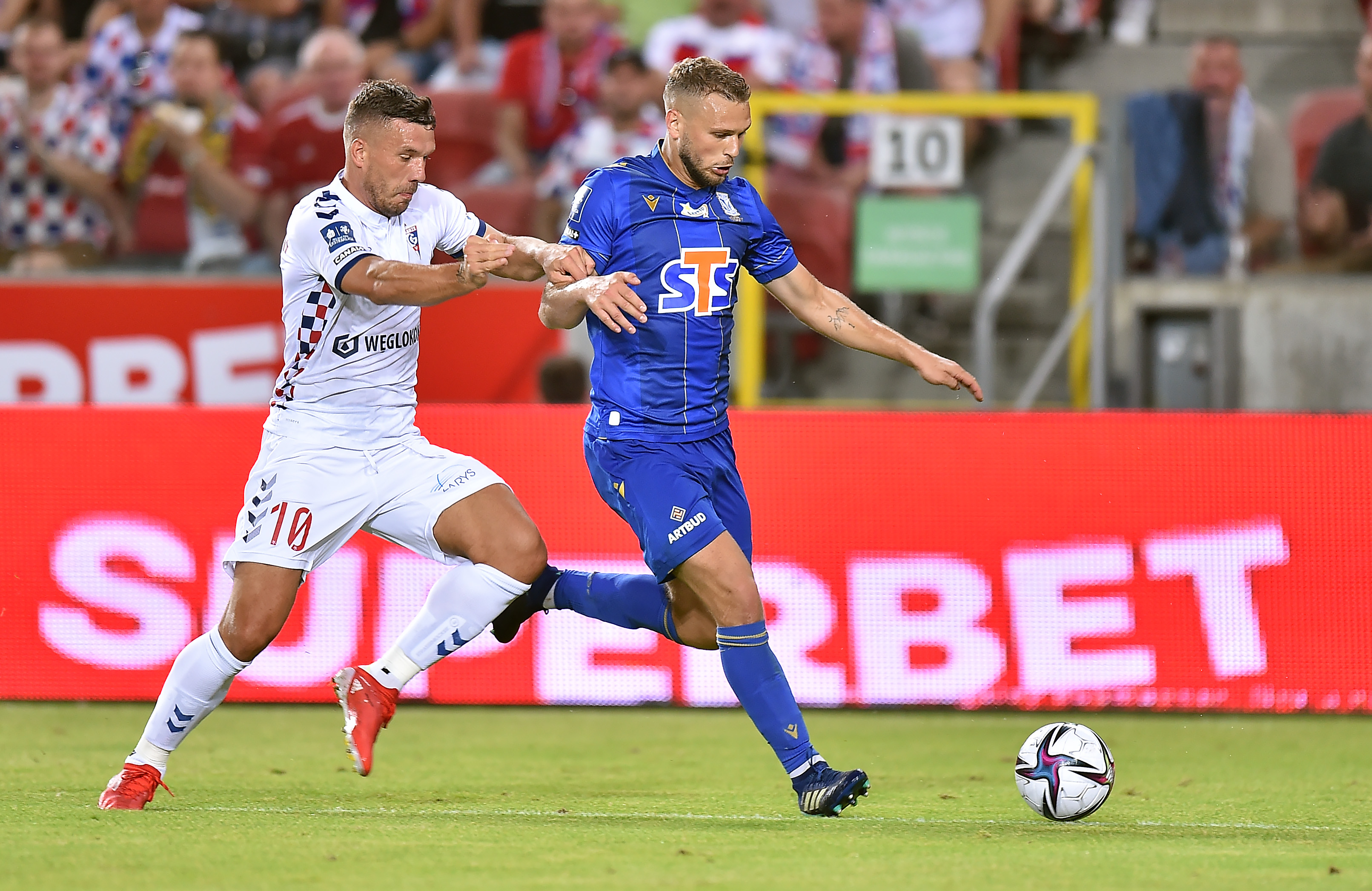 Górnik Zabrze przegrał z Lechem Poznań. Debiut Podolskiego, idiotyczny faul i cztery gole [WIDEO]