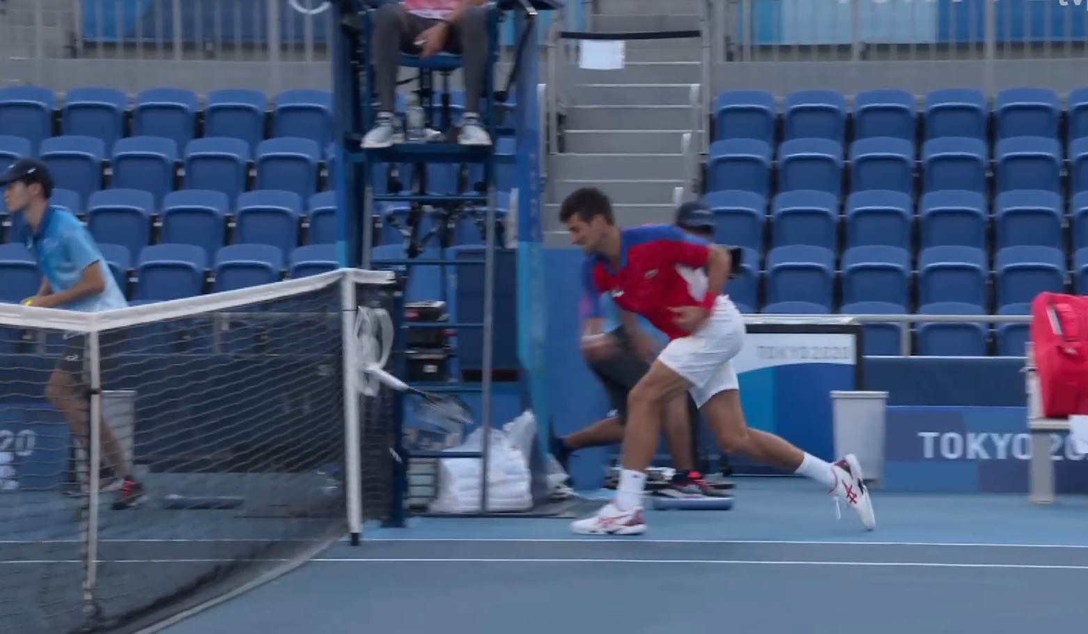 Novak Djoković bez medalu w Tokio! Kolejna sensacyjna porażka Serba, wściekły niszczył rakiety [WIDEO]