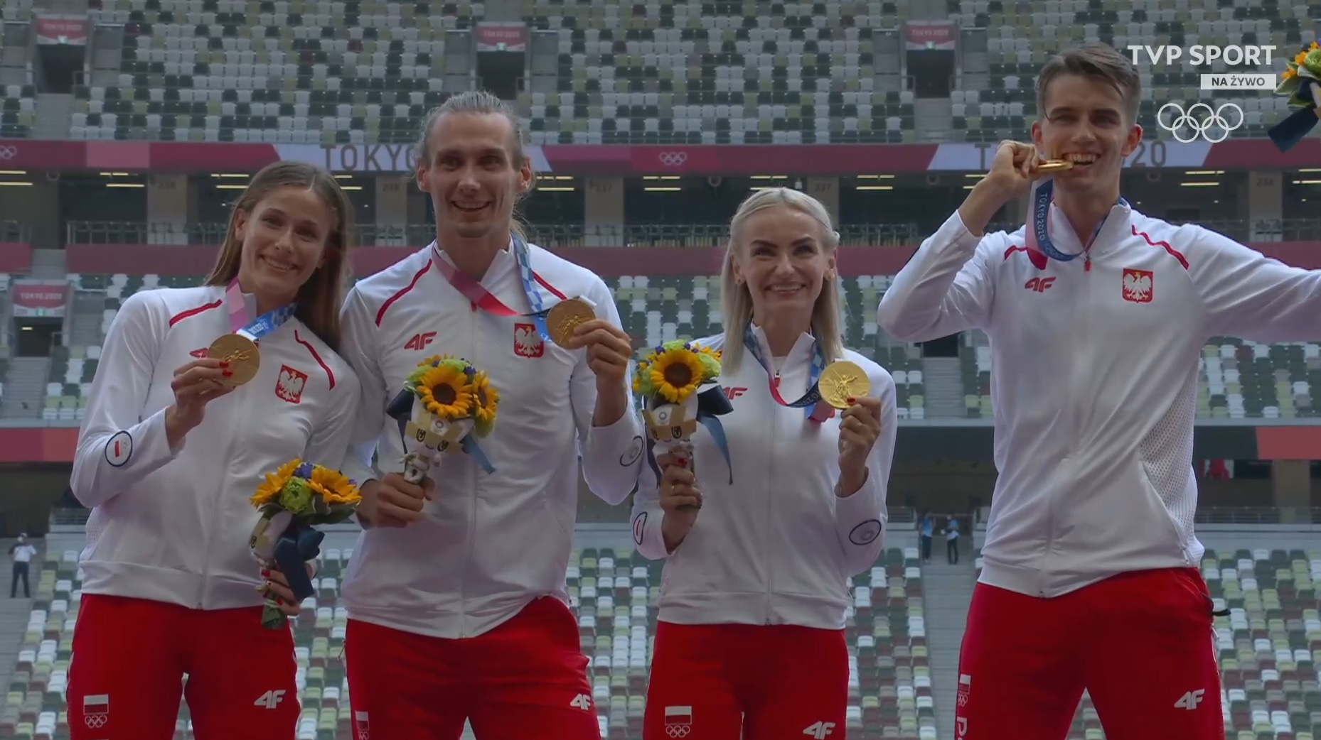 Polscy biegacze odebrali złote medale. Wzruszające chwile na stadionie w Tokio [WIDEO]