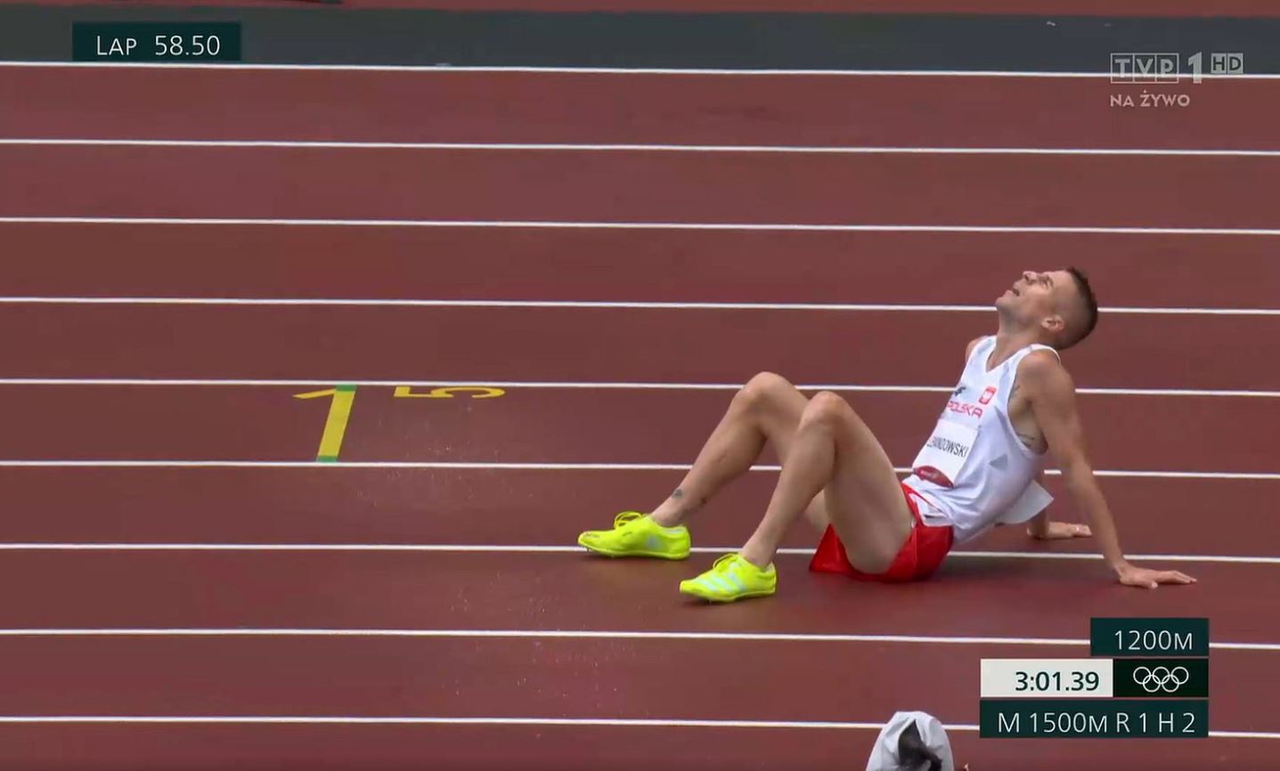 Dramat z happy endem. Marcin Lewandowski przewrócony przez rywali, ale pobiegnie w półfinale [WIDEO]