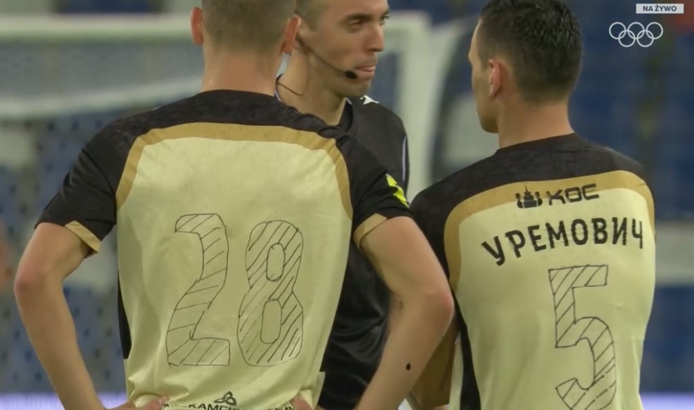 Kuriozum w meczu Rakowa. Piłkarzom Rubina odpadły numery z koszulek [WIDEO]