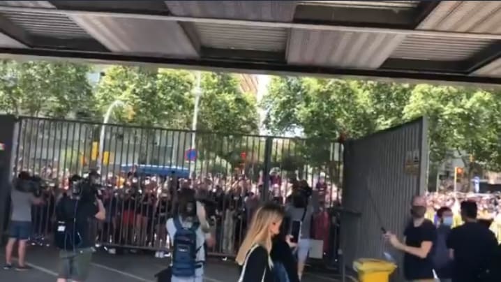 Kibice Barcelony pożegnali Leo Messiego. Niesamowite sceny pod Camp Nou [WIDEO]