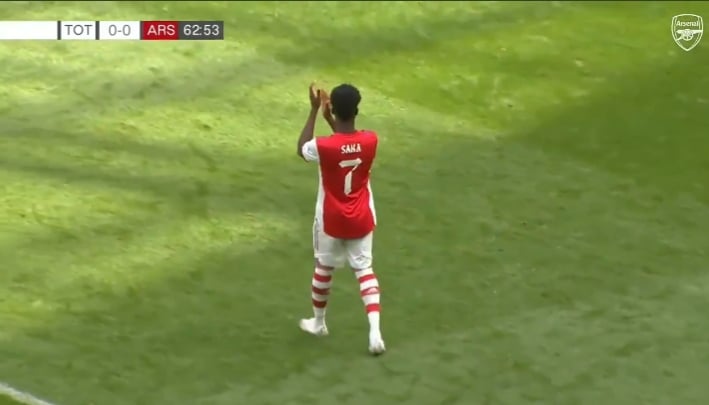 Piłkarz Arsenalu oklaskiwany przez fanów Tottenhamu. Pokaz klasy londyńskich kibiców [WIDEO]