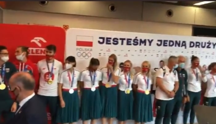 Polscy medaliści wrócili z Tokio. Wzruszające przywitanie na lotnisku [WIDEO]