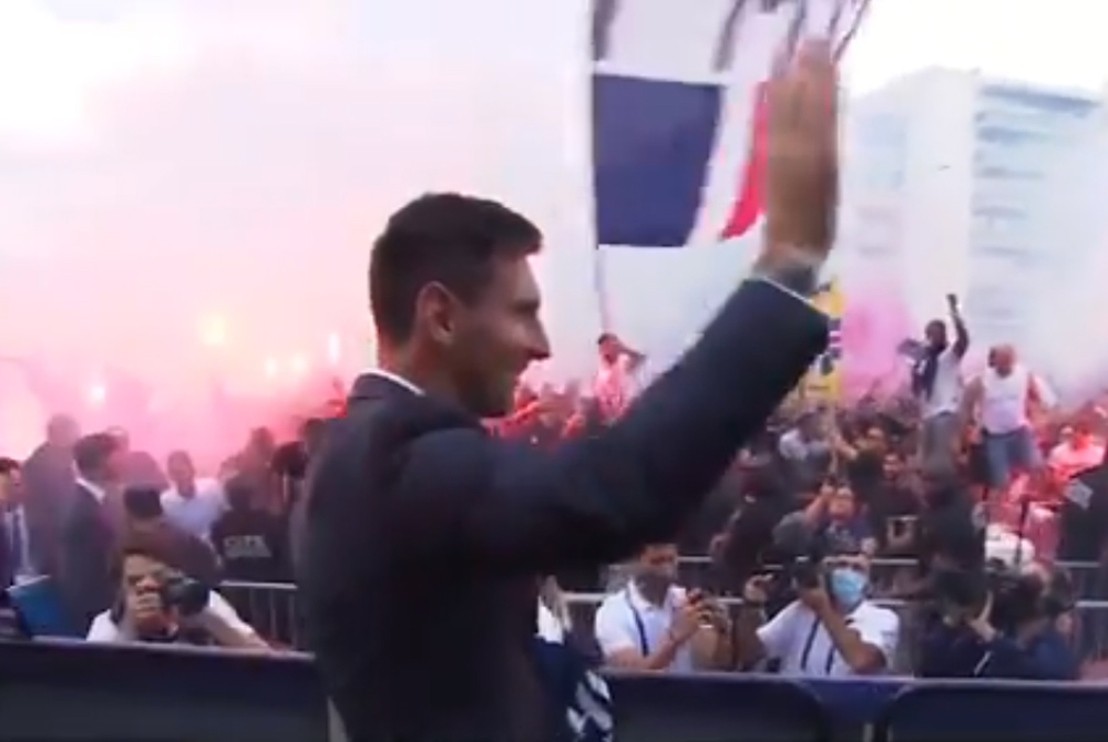 Śpiewy, race, flagi... Leo Messi wyszedł do kibiców przed Parc des Princes [WIDEO]