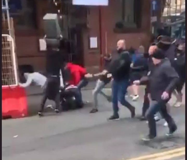 Bójka kibiców Manchesteru United i Leeds. Skandaliczne sceny przed meczem Premier League [WIDEO]