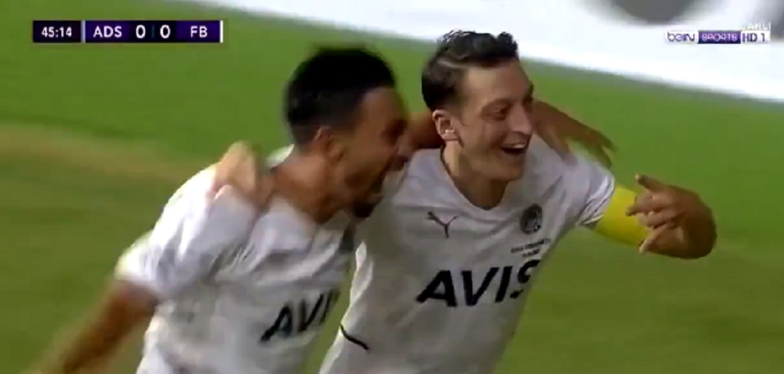 Mesut Oezil z pierwszym golem od 18 miesięcy. Dał zwycięstwo Fenerbahce [WIDEO]