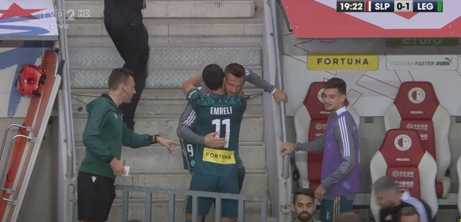 Cudowny gol i piękna dedykacja. Napastnik Legii Warszawa przelobował bramkarza i pobiegł do Pekharta [WIDEO]