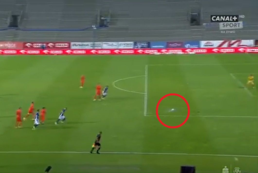 Piłka wyhamowała w kałuży, a po chwili padł gol. Kuriozalne sceny w Ekstraklasie [WIDEO]