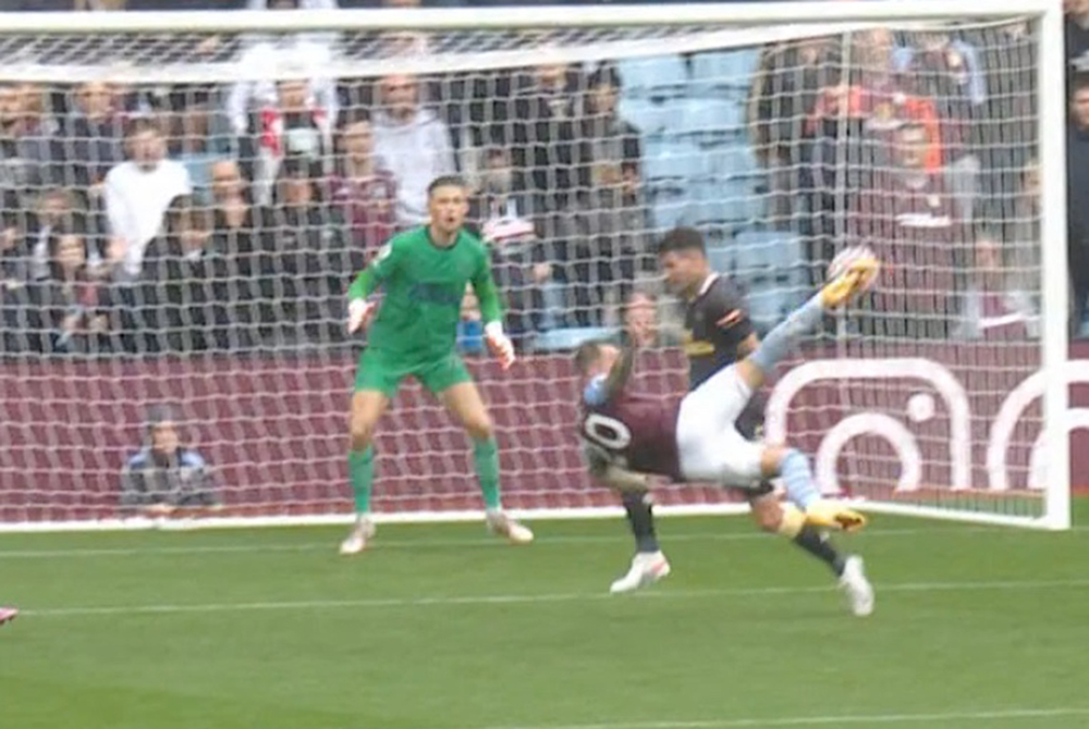 Kapitalne nożyce Danny'ego Ingsa w Premier League. Ale trafił! [WIDEO]