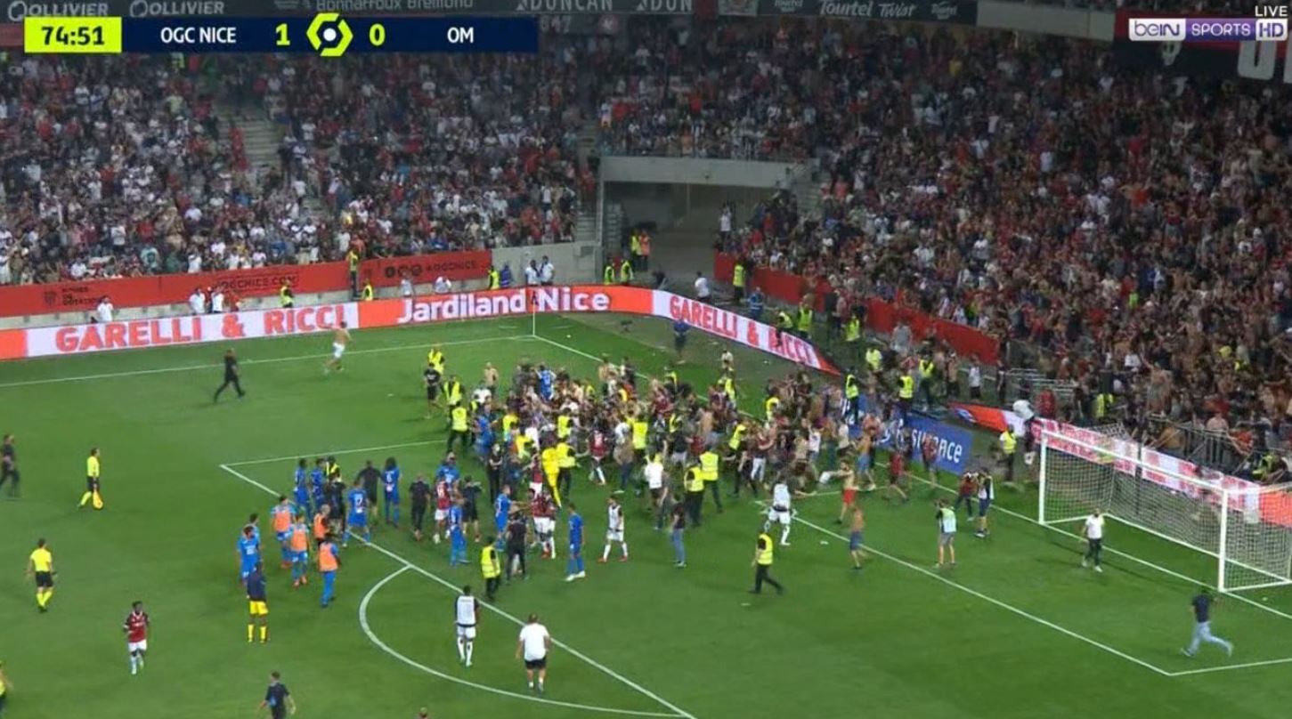 Kompletny chaos w Nicei! Payet dostał butelką, wściekły rzucił ją na trybuny. Fani wtargnęli na murawę [WIDEO]