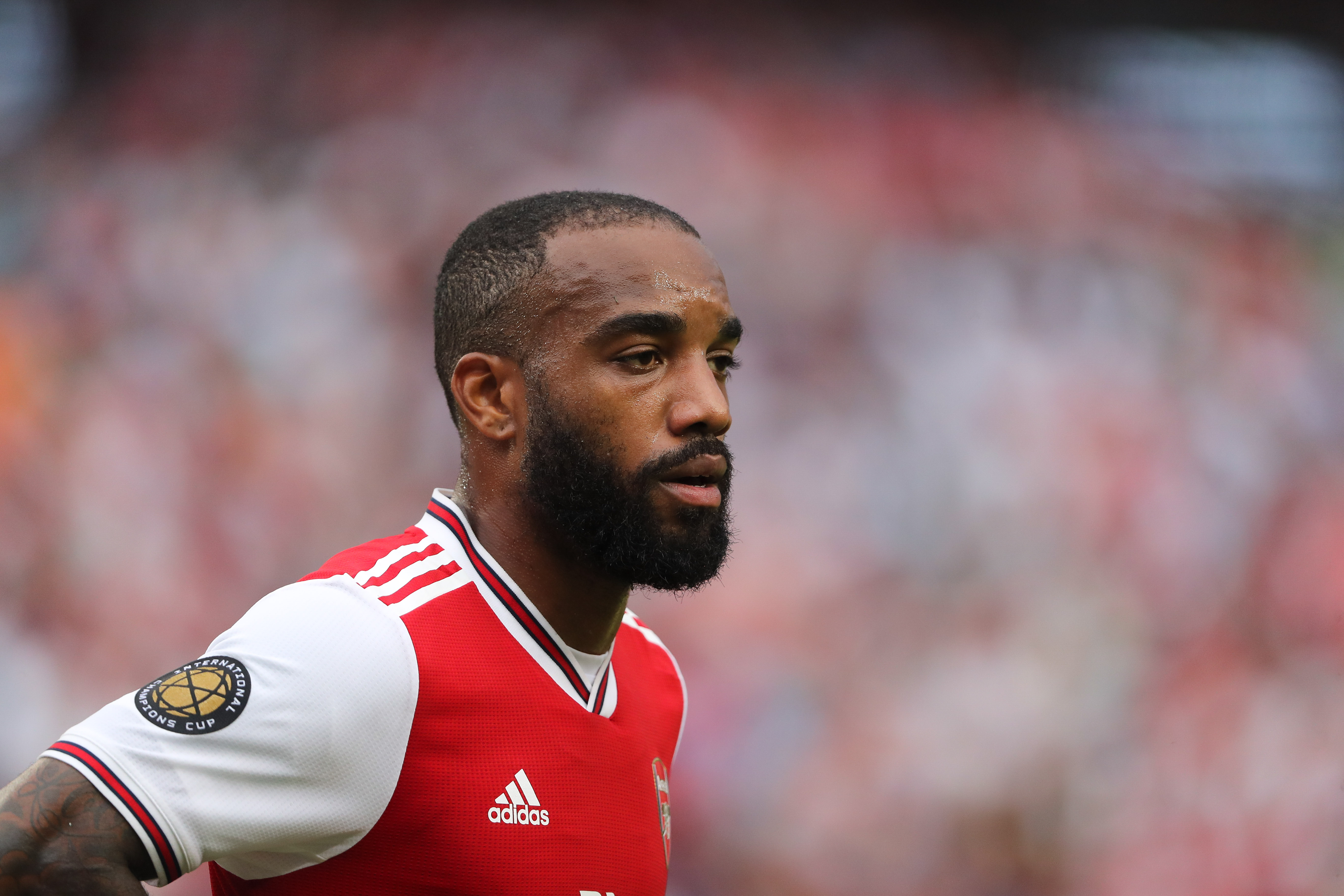 Napastnik, który nie strzela goli. I w dodatku kręci nosem. Arsenal musi pożegnać się z Lacazettem