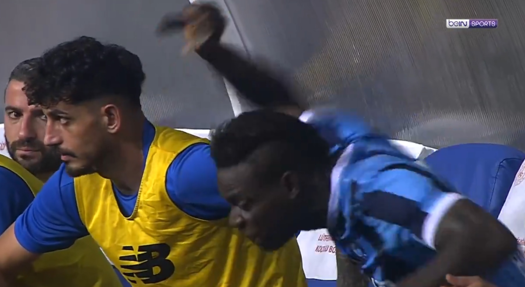 Mario Balotelli już podpadł w nowym klubie. Wściekł się, gdy został zmieniony [WIDEO]