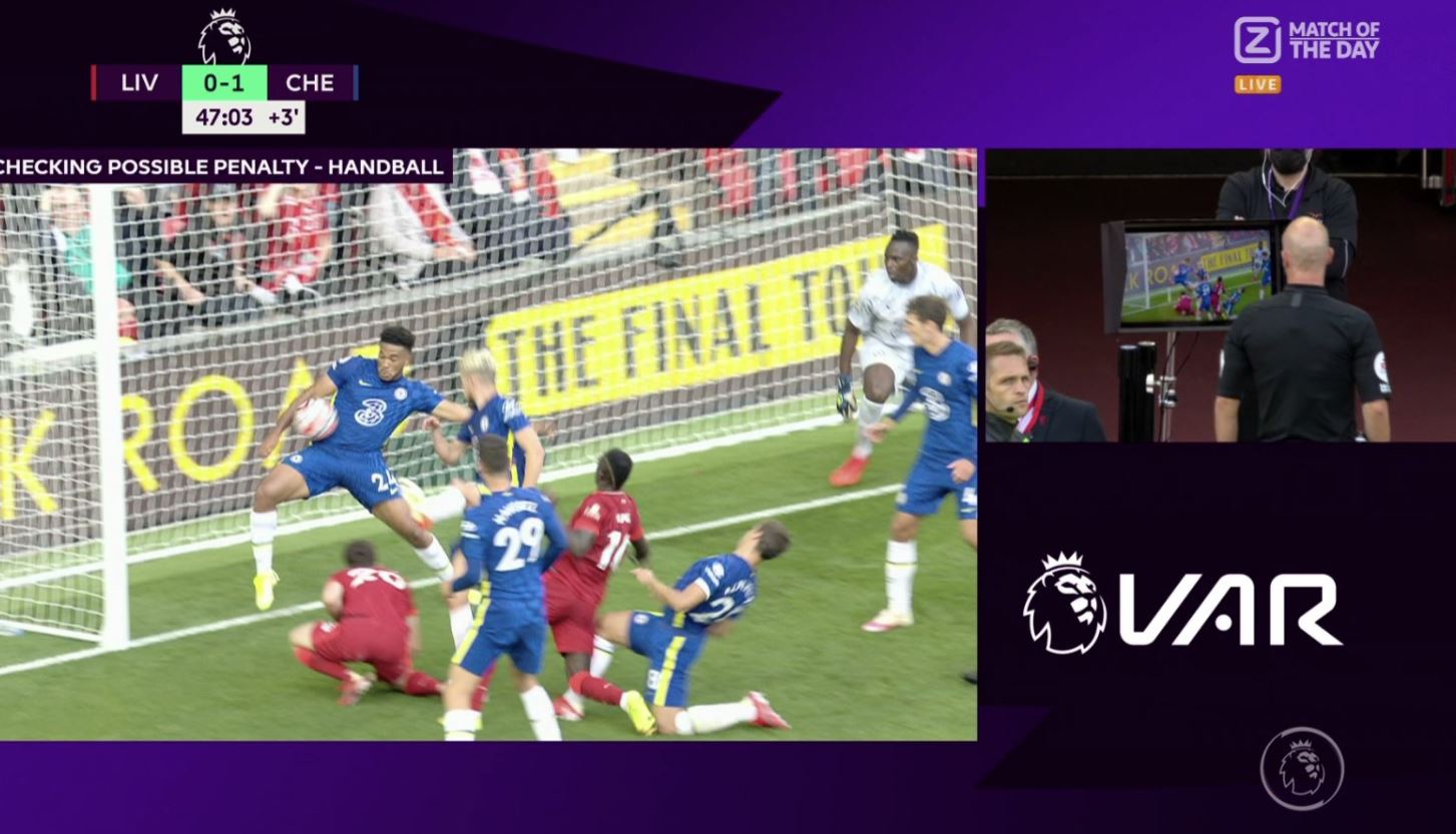 Wielka kontrowersja w hicie Premier League! Czerwona kartka i rzut karny po zagraniu ręką [WIDEO]