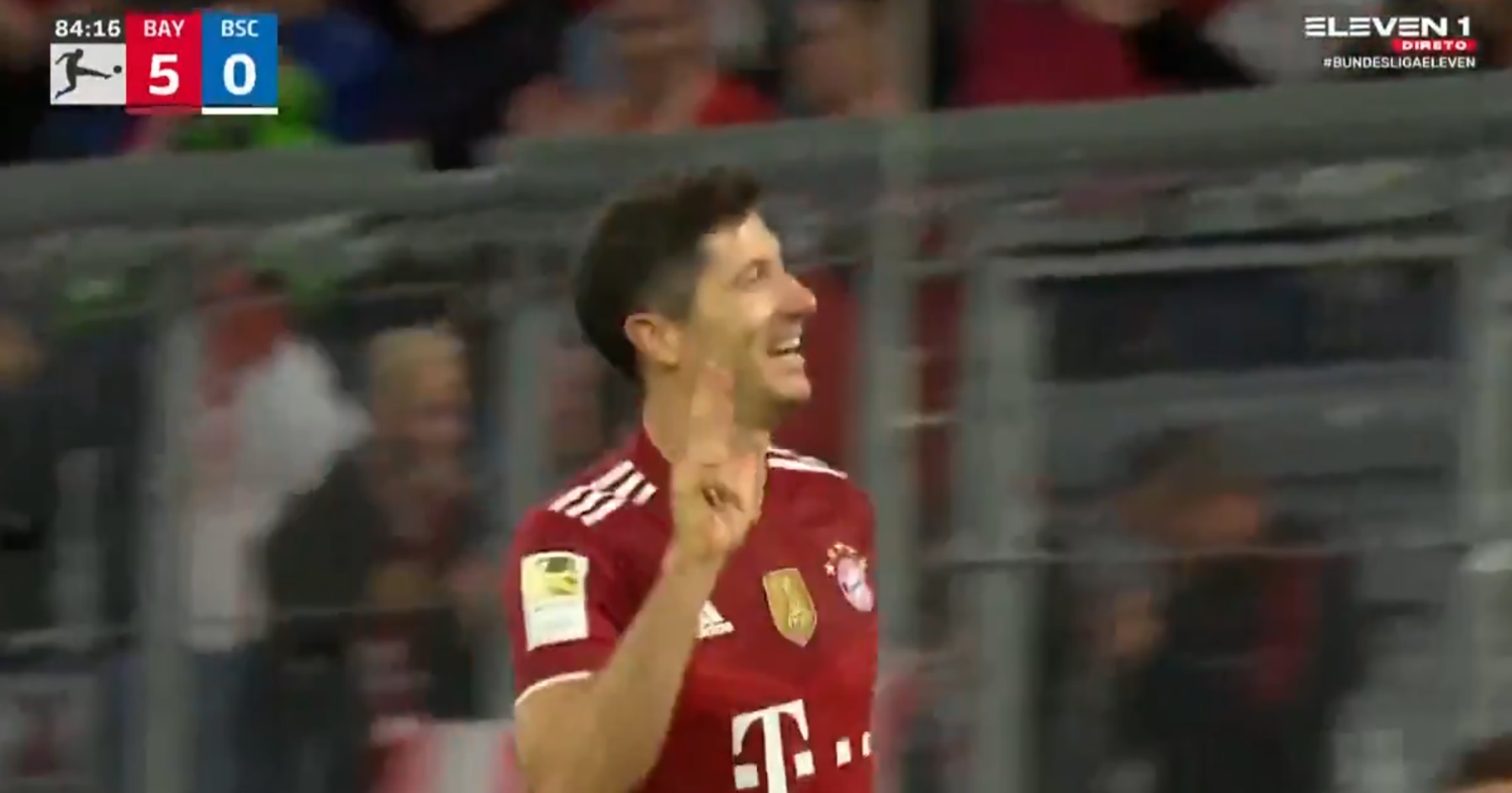 Bayern rozpędza się w Bundeslidze. Hat-trick Lewandowskiego, Musiala z owacją na stojąco [WIDEO]