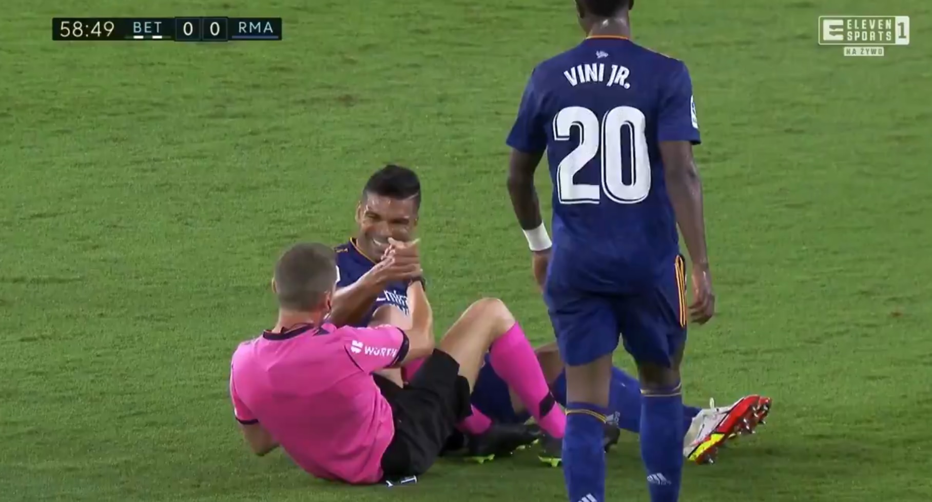 Niecodzienna sytuacja w meczu Realu Madryt. Casemiro wszedł wślizgiem w nogi arbitra [WIDEO]