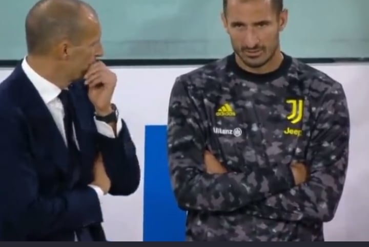 Kamery przyłapały Chielliniego i Allegriego. Niepokojące słowa obrońcy Juventusu [WIDEO]