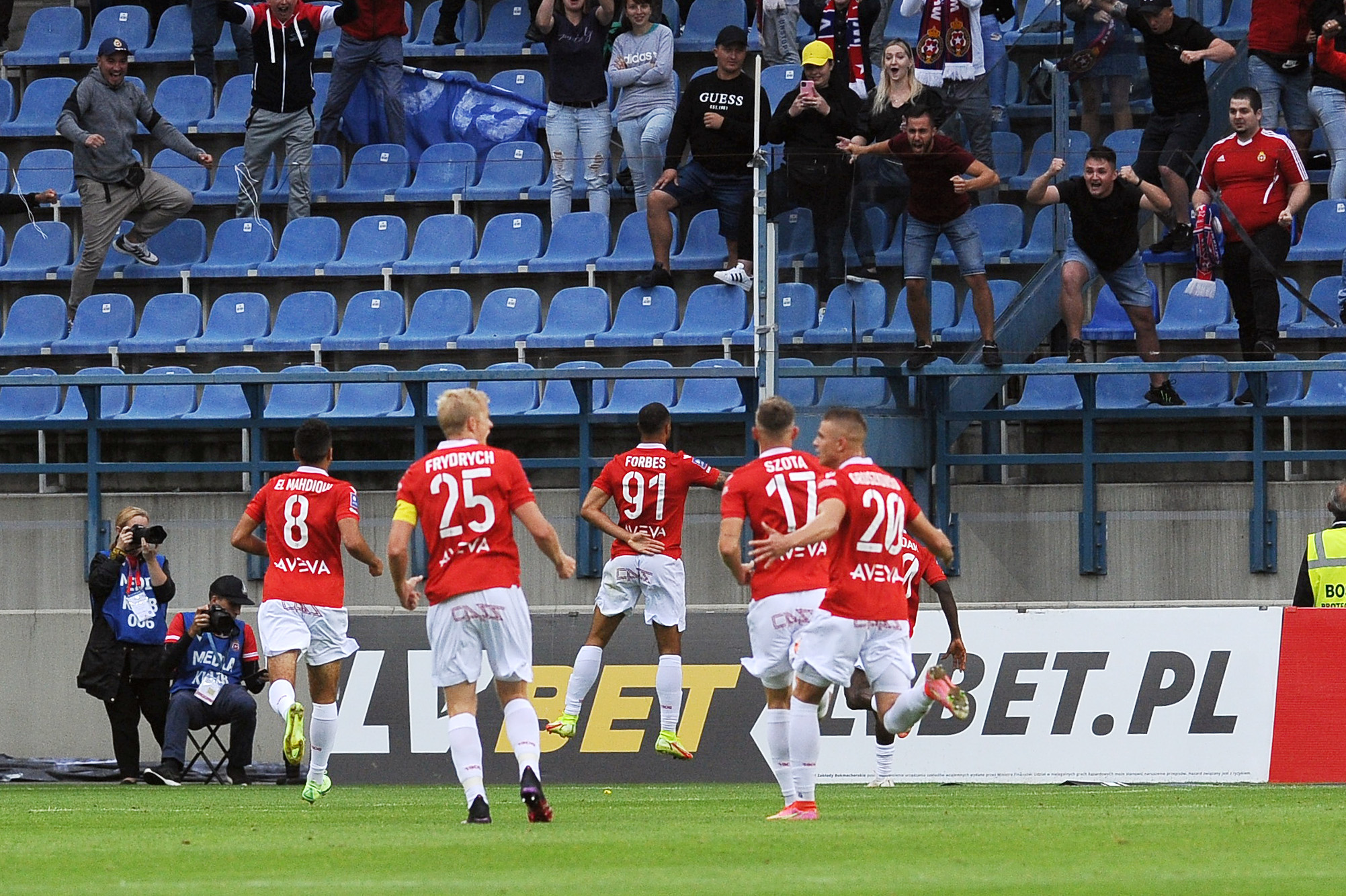Kibice Wisły Kraków kpią z piłkarzy. Wymowne transparenty na stadionie. "Jesteście kabaretem" [ZDJĘCIA]