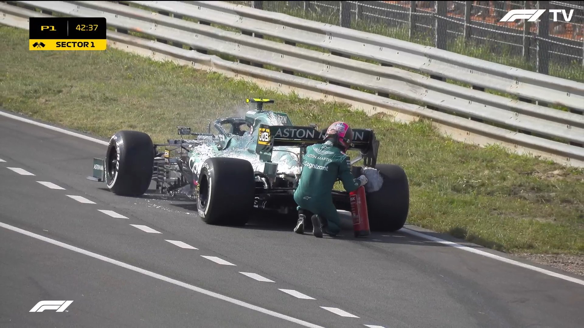 Sebastian Vettel gasił pożar w swoim bolidzie. Niecodzienne sceny na treningu przed GP Holandii [WIDEO]