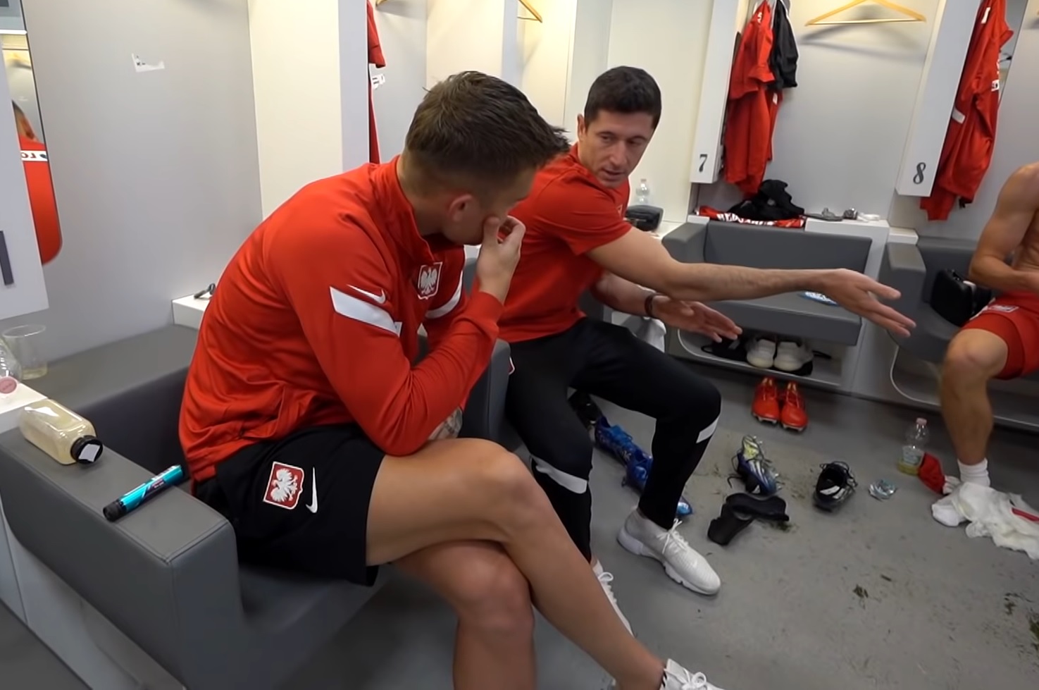 Robert Lewandowski jak prawdziwy kapitan. Po meczu z San Marino udzielał rad młodszemu koledze [WIDEO]