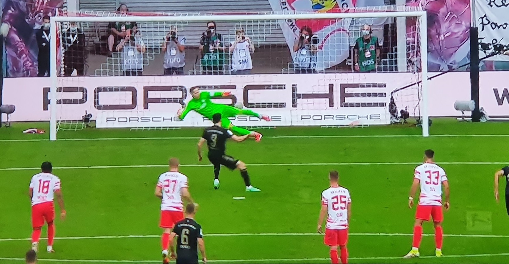 Gol Roberta Lewandowskiego! Polak trafił w hicie Bundesligi [WIDEO]
