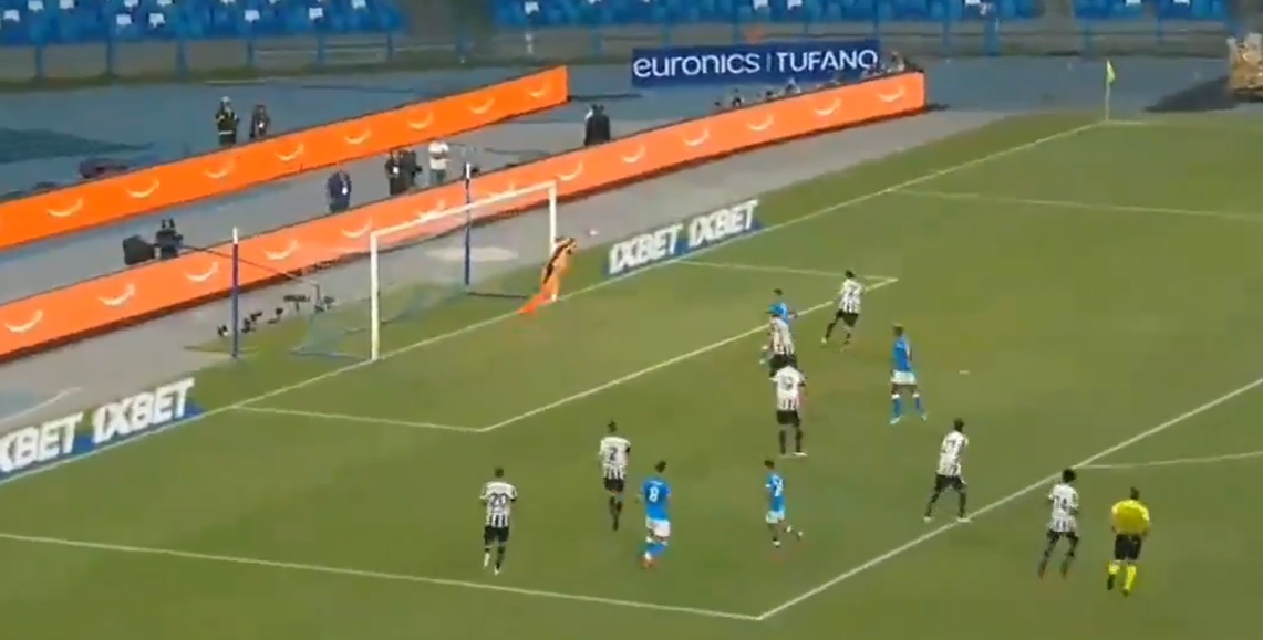Trwa koszmar Wojciecha Szczęsnego. Polak zawalił gola w meczu z Napoli [WIDEO]