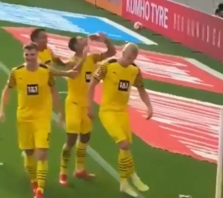 Zaskakujące zachowanie piłkarza Borussii Dortmund w trakcie meczu. "Moje pierwsze piwo" [WIDEO]