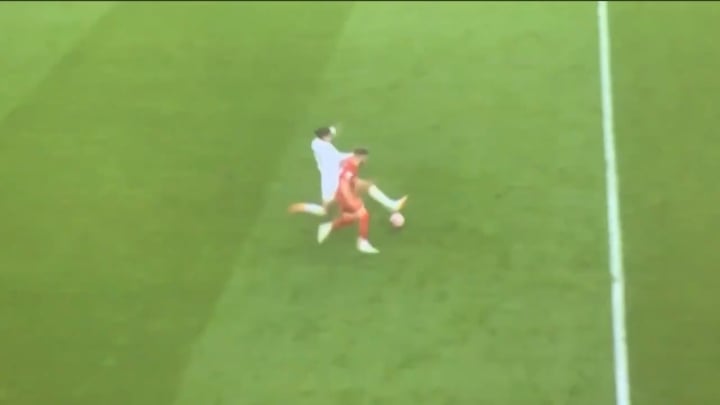 Dramat młodego zawodnika Liverpoolu! Rywal złamał mu nogę [WIDEO]