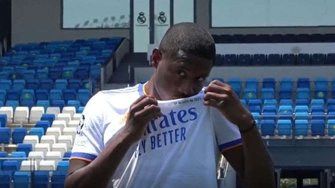David Alaba wyjaśnił kontrowersyjne zachowanie. "Nie chciałem nikogo sprowokować"