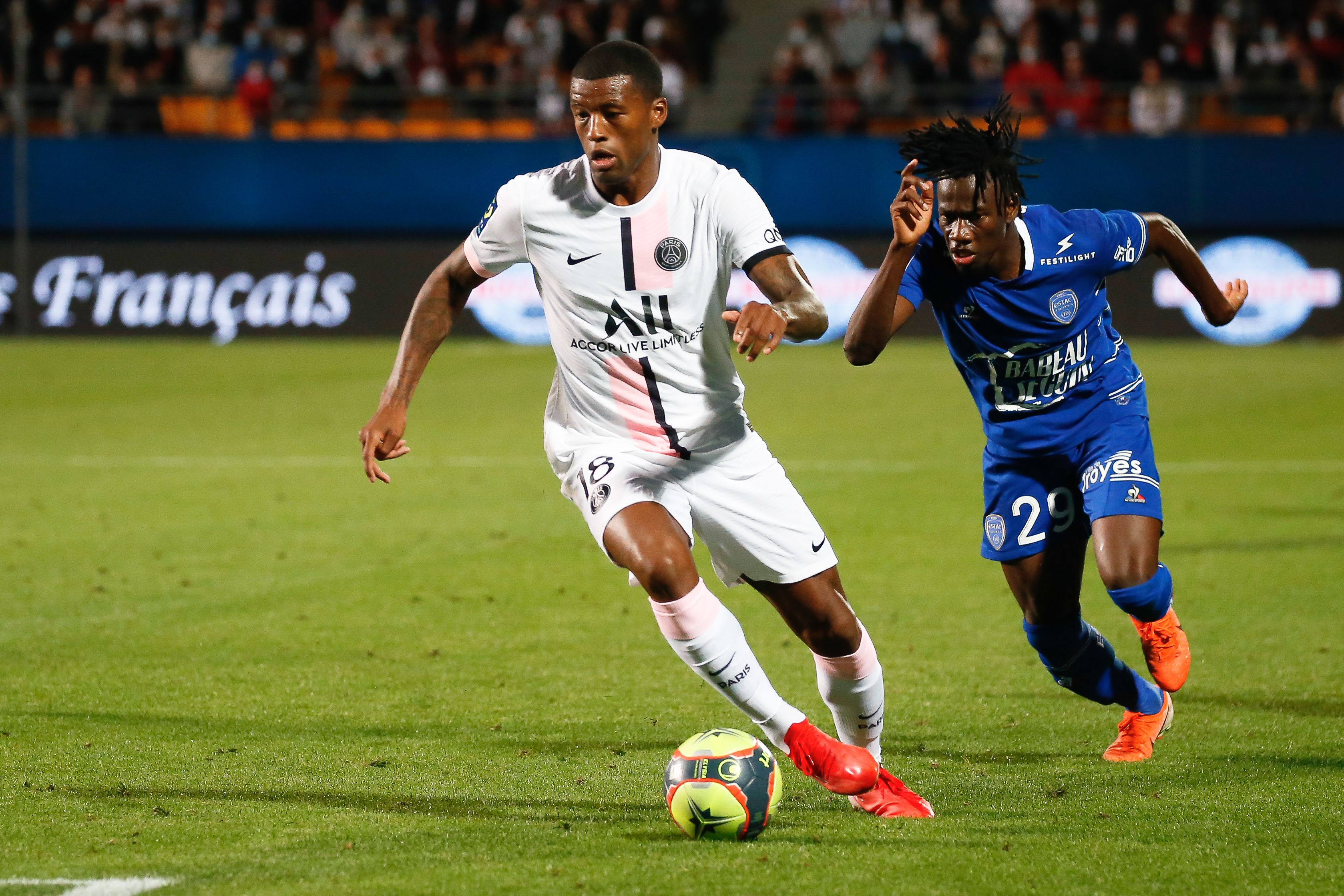 Wijnaldum będzie występował pod okiem Mourinho. Niecodzienne warunki transferu byłego piłkarza Liverpoolu