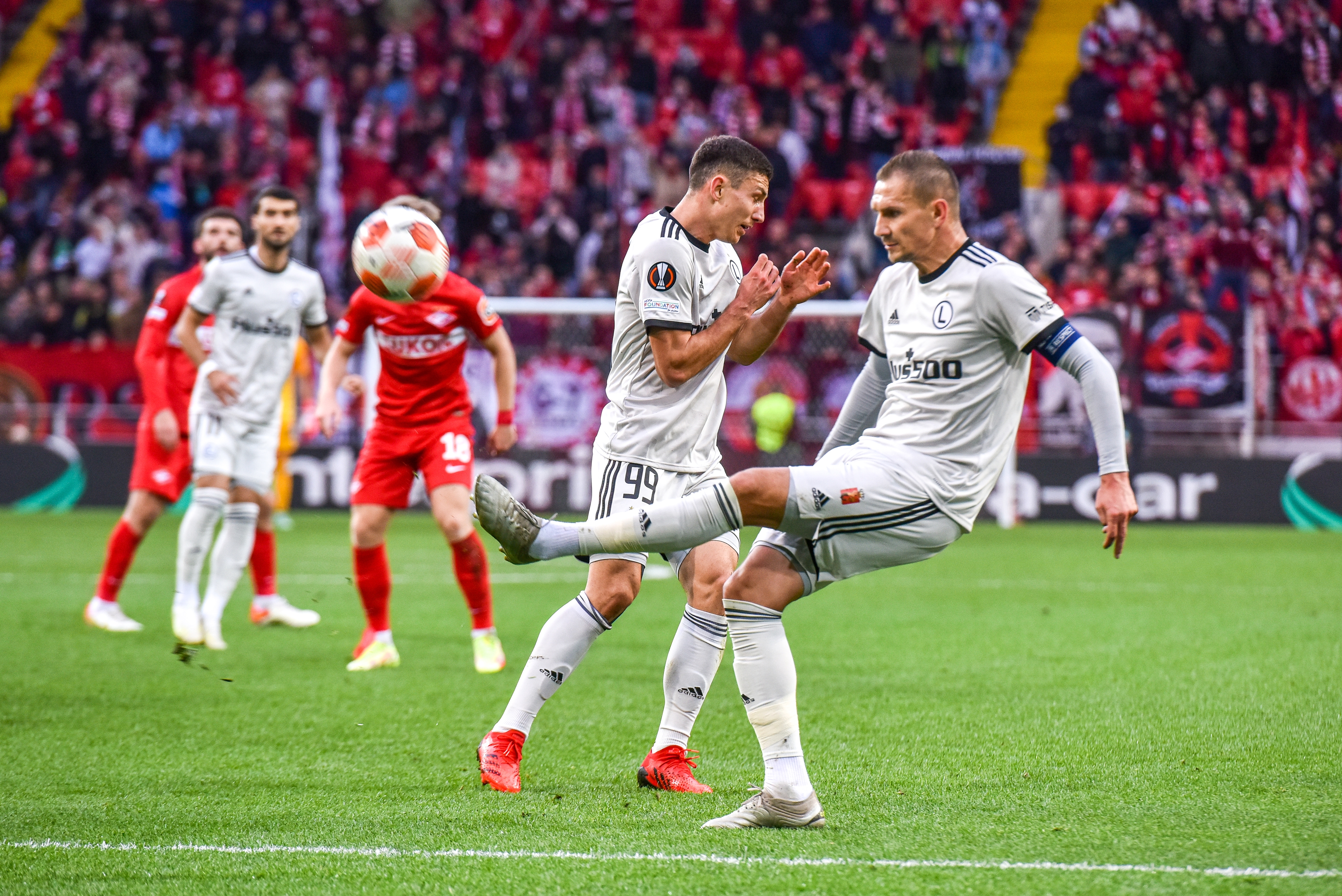 Legia Warszawa wygrała w Lidze Europy! Gol w doliczonym czasie gry dał zwycięstwo w Moskwie [WIDEO]