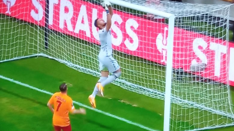 Kuriozalny samobój w Lidze Europy! Koszmarna interwencja bramkarza Lazio [WIDEO]