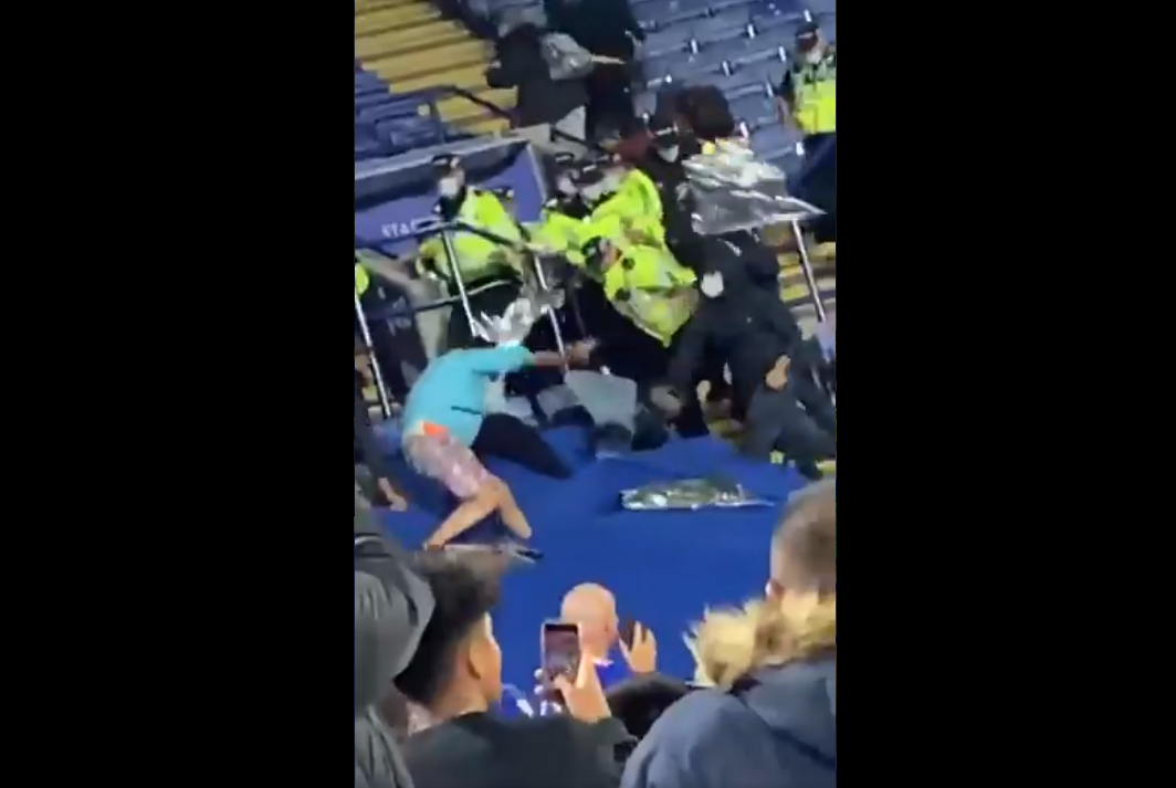 Awantura po meczu Leicester z Napoli. Kibice rzucili się do walki [WIDEO]